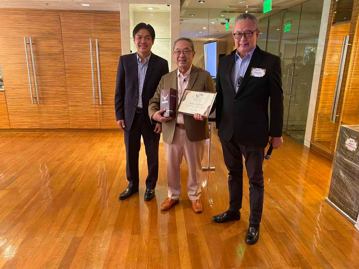 SPPI Chairman Accepts Appreciation Award from PHILEA